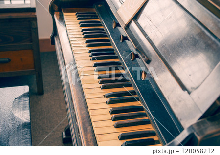 古いオルガンの鍵盤【旧山辺学校校舎】 120058212