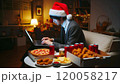 クリスマスに自宅でパソコンでツイ飲み男 120058217