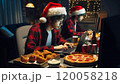 クリスマスに自宅でパソコンでツイ飲み男 120058218