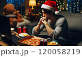 クリスマスに自宅でパソコンでツイ飲み男 120058219