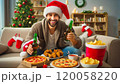 クリスマスに1人で宅飲みする外国人男性 120058220
