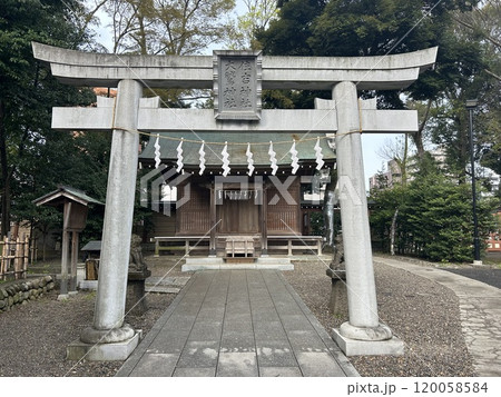 東京都府中市の神社、大國魂神社内の住吉神社と大鷲神社と鳥居です。 東京都府中市の神社、大國魂神社内の住吉神社と大鷲神社と鳥居です。 120058584