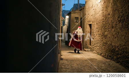 Santa Claus around the street on Christmas night 120058601