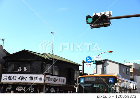 「江ノ島駅入口」交差点（神奈川県藤沢市片瀬海岸1丁目） 120058872