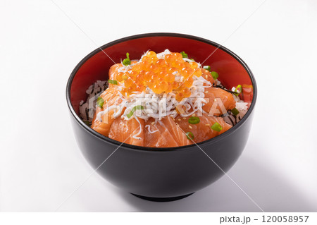 海鮮丼(サーモン しらす いくら) 海鮮丼(サーモン しらす いくら) 120058957