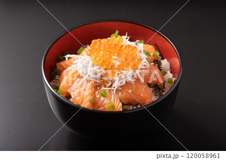 海鮮丼(サーモン しらす いくら) 海鮮丼(サーモン しらす いくら) 120058961