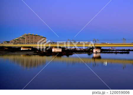 登戸　多摩川土手上流から見た小田急線の夕陽に映える車両 120059006
