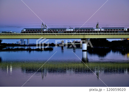 登戸 多摩川土手上流から見た小田急線の夕陽に映える車両 登戸 多摩川土手上流から見た小田急線の夕陽に映える車両 120059020