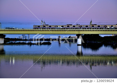 登戸 多摩川土手上流から見た小田急線の夕陽に映える車両 登戸 多摩川土手上流から見た小田急線の夕陽に映える車両 120059024