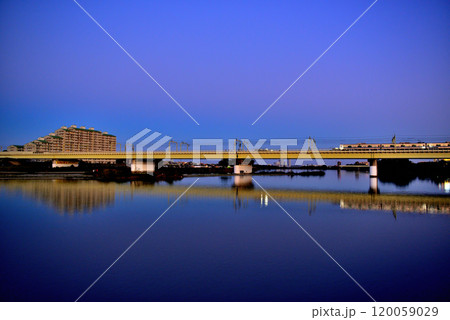 登戸　多摩川土手上流から見た小田急線の夕陽に映える車両 120059029