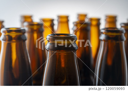 数種類の色付きのガラス瓶ボルト 120059093