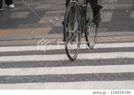 京都市内で撮影した自転車のマナーの現場を撮影 120059190