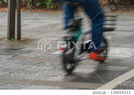 京都市内で撮影した自転車のマナーの現場を撮影 京都市内で撮影した自転車のマナーの現場を撮影 120059213