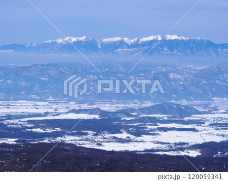 冬の北八ヶ岳から望む中央アルプス 120059341