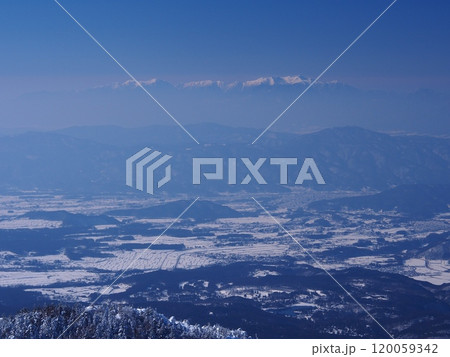 冬の北八ヶ岳から望む中央アルプス 120059342