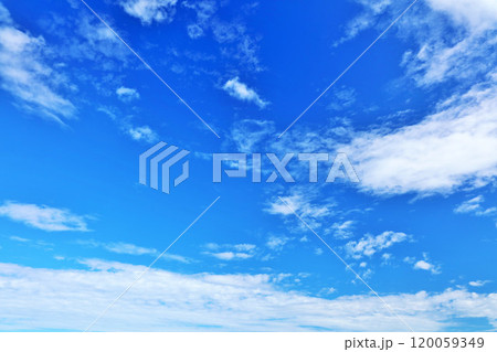 秋の青空と雲 120059349