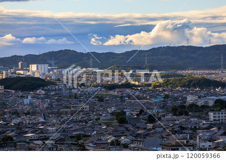 京都府最南端木津川市城山台城跡からの夕景 山麓を照らす夕日と夕焼け雲 京都府最南端木津川市城山台城跡からの夕景 山麓を照らす夕日と夕焼け雲 120059366