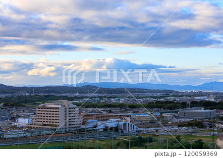 京都府最南端木津川市城山台城跡からの夕景　JR木津駅と北摂の山々② 120059369