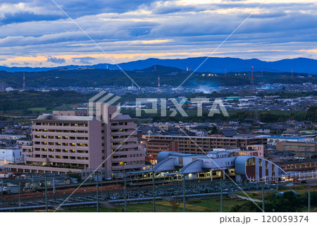 京都府最南端木津川市城山台城跡からの夕景　暮れなずむJR木津駅 120059374