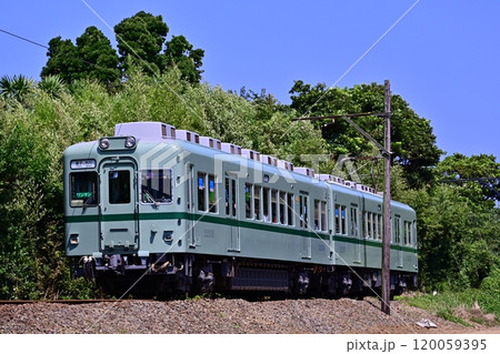 新緑の中を走る銚子電鉄の22000形 120059395