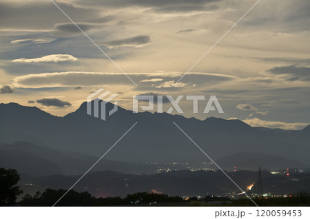 北杜市明野町から見る月光下の南アルプスの山並みと街灯り 北杜市明野町から見る月光下の南アルプスの山並みと街灯り 120059453