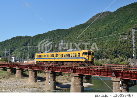 山陰本線の円山川橋りょうを渡る113系福知山線カラーの普通電車です 120059467