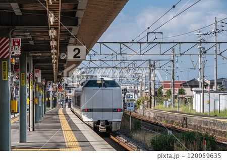 北陸本線長浜駅を出発する敦賀行き特急しらさぎ 120059635