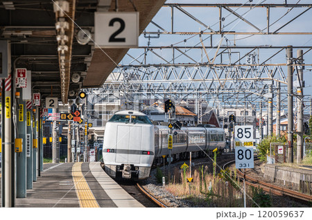 北陸本線長浜駅を出発する敦賀行き特急しらさぎ 北陸本線長浜駅を出発する敦賀行き特急しらさぎ 120059637