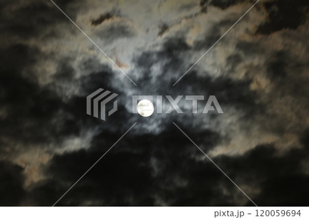 叢雲の中の月齢16.0長月十六夜の月 120059694