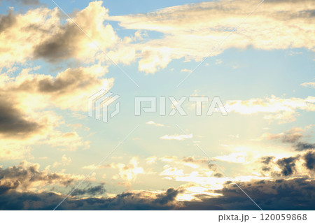 朝日に照らされる雲 朝日に照らされる雲 120059868