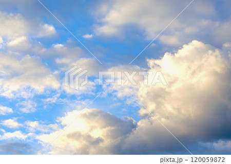 朝日に照らされる雲 120059872