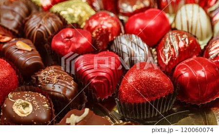 バレンタインデーのチョコレートが並んでいる Valentine's Day バレンタインデーのチョコレートが並んでいる Valentine's Day 120060074