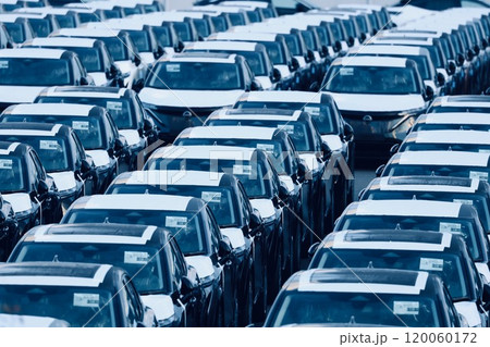 輸出される自動車 120060172