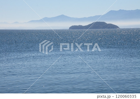 織田ケ浜より望む燧灘に浮かぶ島影と四国山脈 織田ケ浜より望む燧灘に浮かぶ島影と四国山脈 120060335