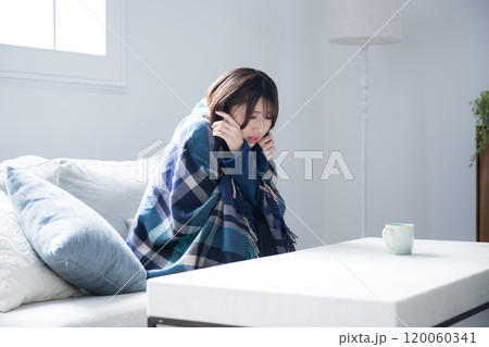 冬のパジャマを着た風邪で具合が悪すぎて寒気が酷い女性 120060341