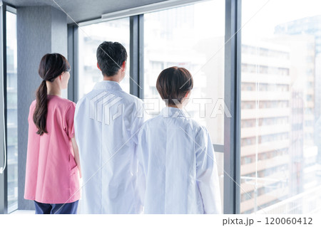 医師　看護師の背中　後ろ姿 120060412
