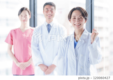 ガッツポーズをする医師 看護師のポートレート ガッツポーズをする医師 看護師のポートレート 120060427