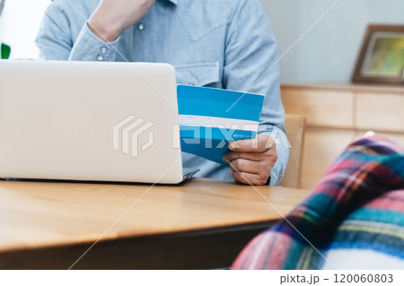 通帳を見る男性の手元 120060803