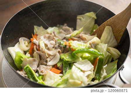 鉄製の中華鍋で野菜炒め 120060871