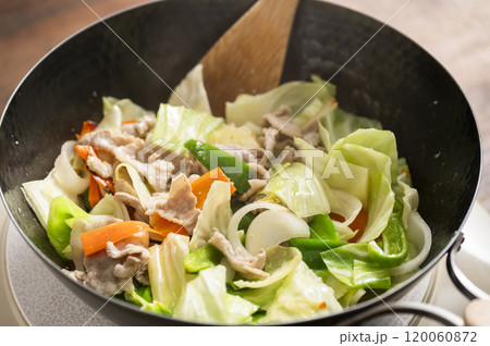 鉄製の中華鍋で野菜炒め 120060872