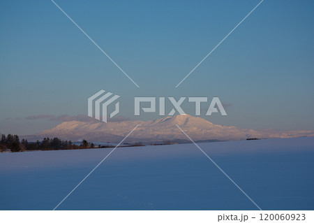 夕陽をあびたオレンジ色の冬の山並み 大雪山連峰 夕陽をあびたオレンジ色の冬の山並み 大雪山連峰 120060923