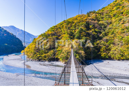 【静岡県】紅葉が美しい畑薙湖(大井川源流) 畑薙大吊橋から下流部の眺め 【静岡県】紅葉が美しい畑薙湖(大井川源流) 畑薙大吊橋から下流部の眺め 120061012