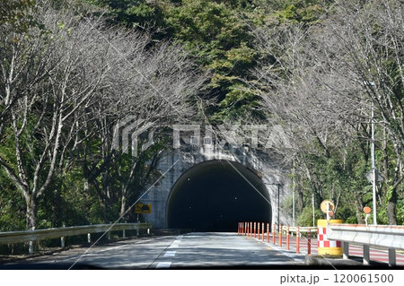 トンネルのある風景 120061500