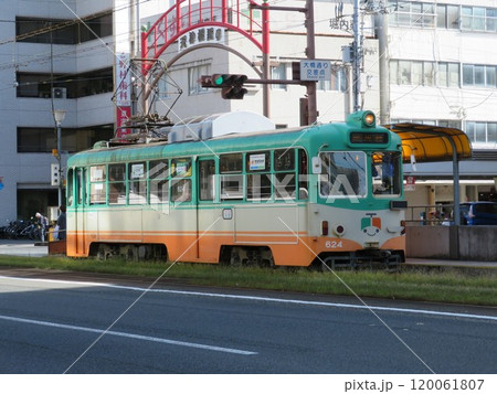 大橋通駅を発車したとさでん交通624 大橋通駅を発車したとさでん交通624 120061807