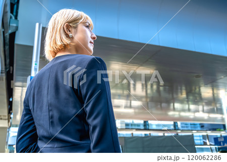 フリーランスの女性デザイナーと東京の都市風景 フリーランスの女性デザイナーと東京の都市風景 120062286