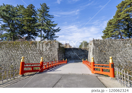 晩秋の鶴ヶ城（会津若松城）　石垣と廊下橋　福島県会津若松市 120062324