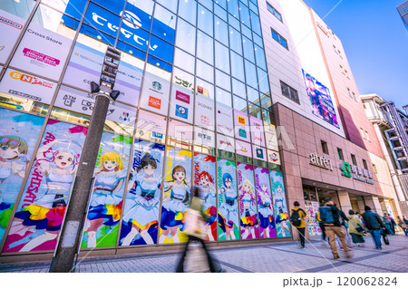 日本の東京都市景観 11月。秋葉原駅などを望む。駅前は日本人が目立つ…（中央通りには外国人が多い） 120062824