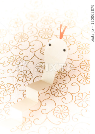 年賀2025・巳年　ペーパークラフトの白へび 120062879