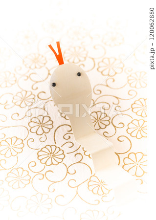 年賀2025・巳年　ペーパークラフトの白へび 120062880