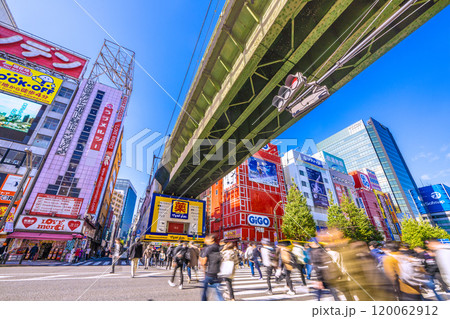 日本の東京都市景観 11月。インバウンド続く…外国人観光客らで賑わう秋葉原。日本人のマ姿も=9日 日本の東京都市景観 11月。インバウンド続く…外国人観光客らで賑わう秋葉原。日本人のマ姿も=9日 120062912